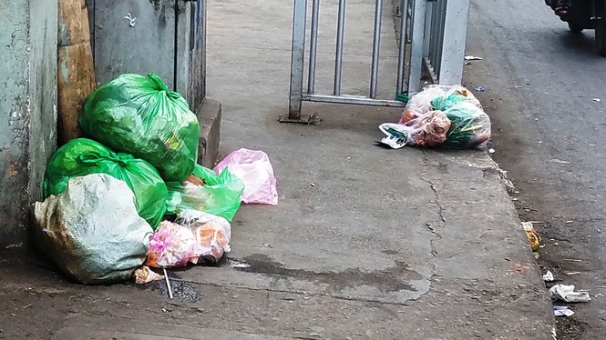 Xuất hiện hàng rào sắt 'nhốt' người đi bộ ở Sài Gòn - ảnh 8