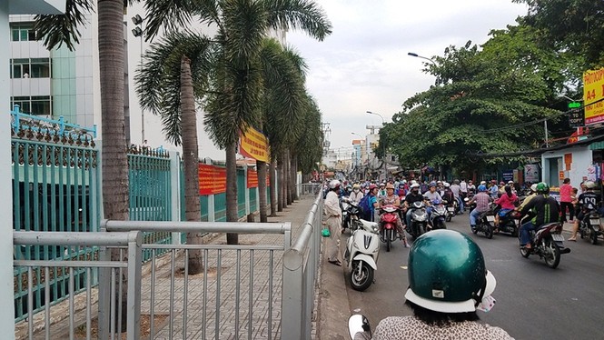 Xuất hiện hàng rào sắt 'nhốt' người đi bộ ở Sài Gòn - ảnh 9
