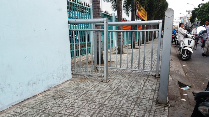 Xuất hiện hàng rào sắt 'nhốt' người đi bộ ở Sài Gòn - ảnh 10