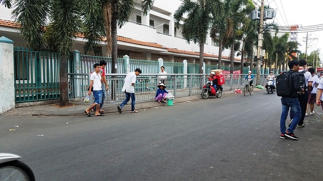 Xuất hiện hàng rào sắt 'nhốt' người đi bộ ở Sài Gòn - ảnh 11