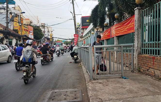 Xuất hiện hàng rào sắt 'nhốt' người đi bộ ở Sài Gòn - ảnh 1
