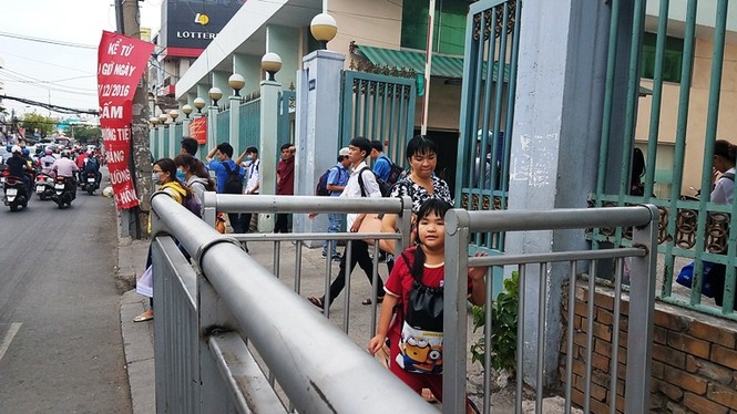 Xuất hiện hàng rào sắt 'nhốt' người đi bộ ở Sài Gòn - ảnh 2