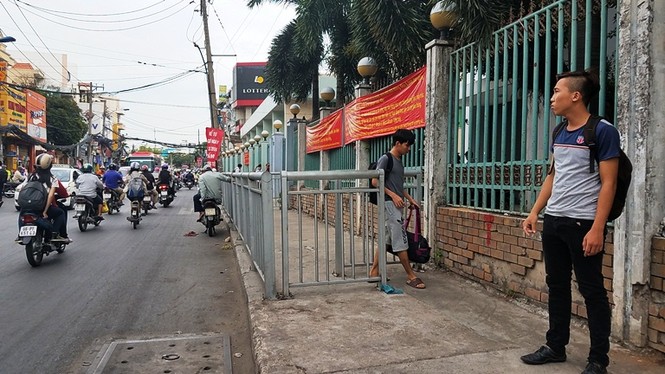 Xuất hiện hàng rào sắt 'nhốt' người đi bộ ở Sài Gòn - ảnh 3