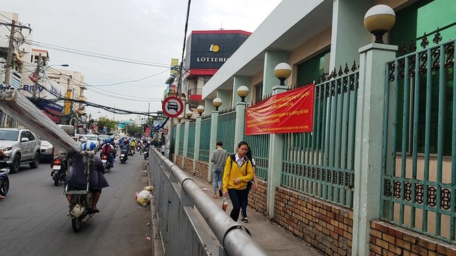 Xuất hiện hàng rào sắt 'nhốt' người đi bộ ở Sài Gòn - ảnh 4