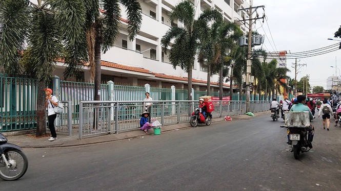 Xuất hiện hàng rào sắt 'nhốt' người đi bộ ở Sài Gòn - ảnh 5