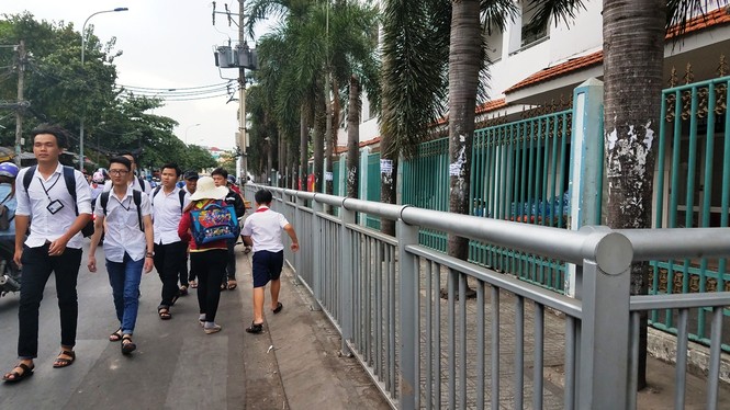 Xuất hiện hàng rào sắt 'nhốt' người đi bộ ở Sài Gòn - ảnh 6