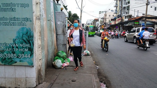 Xuất hiện hàng rào sắt 'nhốt' người đi bộ ở Sài Gòn - ảnh 7