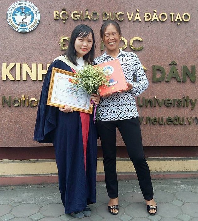 Dân mạng lay động với nụ cười người mẹ trong lễ tốt nghiệp của con gái - ảnh 1