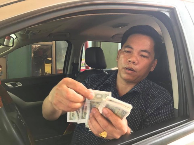 Người dân dùng tiền lẻ để phản đối trạm thu phí cầu Rác - ảnh 3
