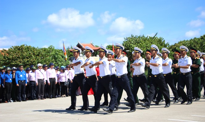 Thiêng liêng lễ duyệt binh trên đảo Trường Sa - ảnh 10