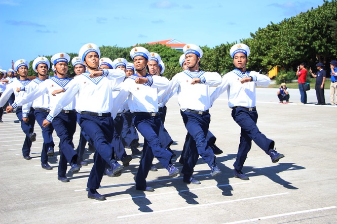 Thiêng liêng lễ duyệt binh trên đảo Trường Sa - ảnh 12