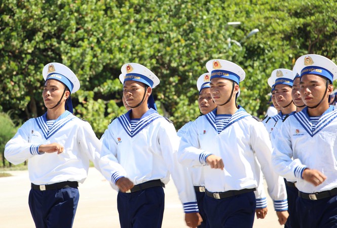 Thiêng liêng lễ duyệt binh trên đảo Trường Sa - ảnh 13