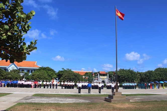 Thiêng liêng lễ duyệt binh trên đảo Trường Sa - ảnh 1