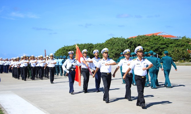 Thiêng liêng lễ duyệt binh trên đảo Trường Sa - ảnh 2