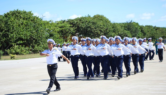 Thiêng liêng lễ duyệt binh trên đảo Trường Sa - ảnh 4