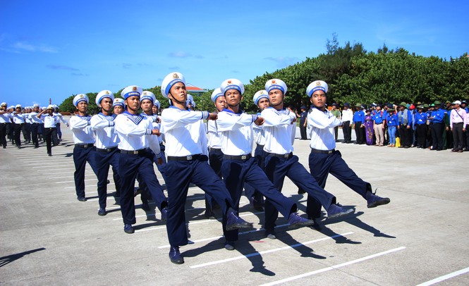 Thiêng liêng lễ duyệt binh trên đảo Trường Sa - ảnh 5