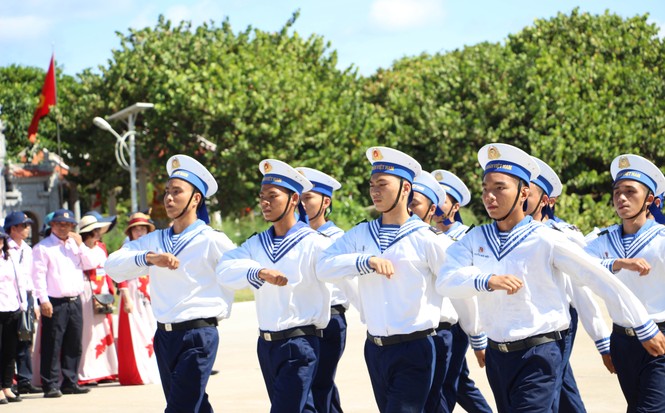 Thiêng liêng lễ duyệt binh trên đảo Trường Sa - ảnh 6