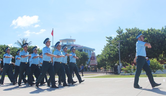 Thiêng liêng lễ duyệt binh trên đảo Trường Sa - ảnh 8