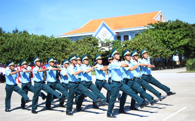 Thiêng liêng lễ duyệt binh trên đảo Trường Sa - ảnh 9