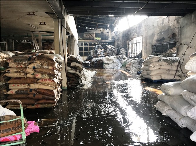 Công ty nhựa cháy ngùn ngụt lúc sáng sớm - ảnh 1
