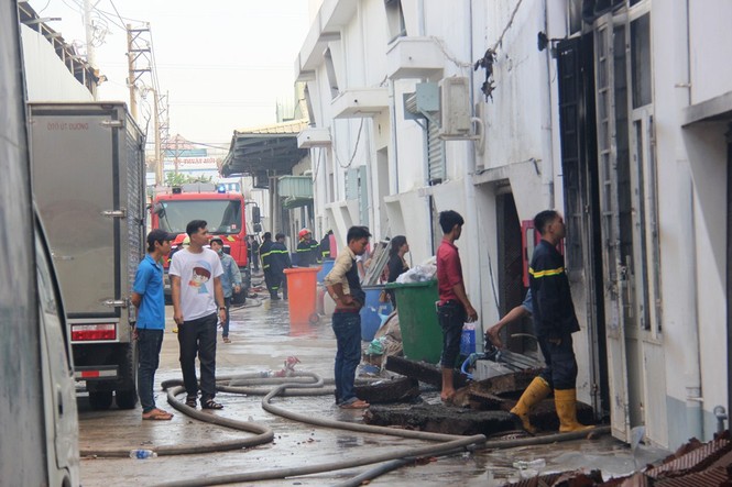Công ty nhựa cháy ngùn ngụt lúc sáng sớm - ảnh 3