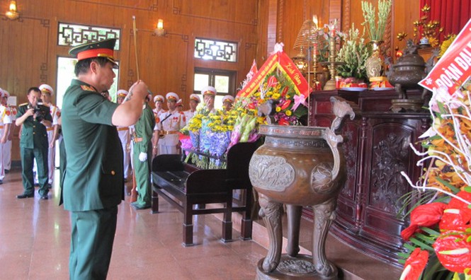 Đoàn đại biểu điển hình tiên tiến Bộ Quốc Phòng báo công với Bác - ảnh 2