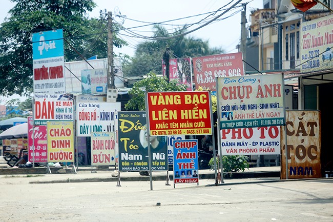 Tận thấy biển quảng cáo 'nuốt chửng' vỉa hè ở Hà Nội - ảnh 1