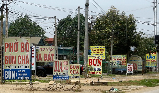 Tận thấy biển quảng cáo 'nuốt chửng' vỉa hè ở Hà Nội - ảnh 2