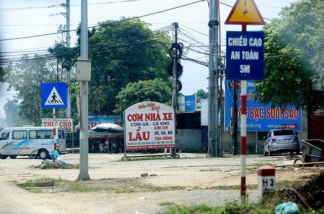 Tận thấy biển quảng cáo 'nuốt chửng' vỉa hè ở Hà Nội - ảnh 4