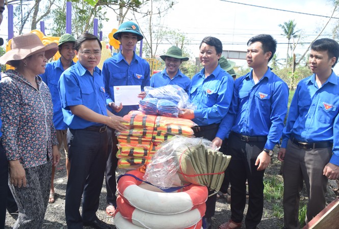 Trung ương Đoàn thăm, tặng quà nhân dân thiệt hại trong bão số 10 - ảnh 2