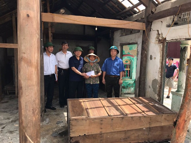 Trung ương Đoàn thăm, tặng quà nhân dân thiệt hại trong bão số 10 - ảnh 3