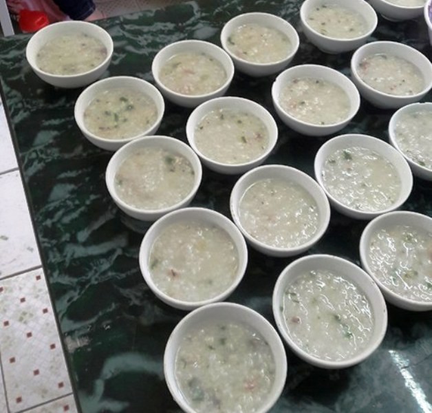 Nghi “bớt xén” bữa ăn của học sinh: Thêm hình ảnh những bữa ăn đơn sơ - ảnh 2