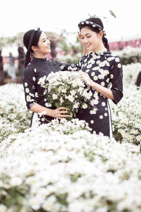 Hoa hậu Ngọc Hân, Á hậu Thanh Tú đẹp rạng rỡ bên cúc họa mi - ảnh 1