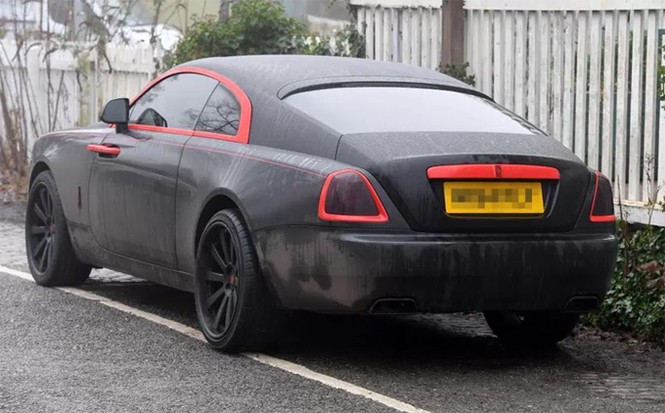 Lukaku khoác áo đấu M.U cho siêu xe Rolls Royce Ghost - ảnh 2