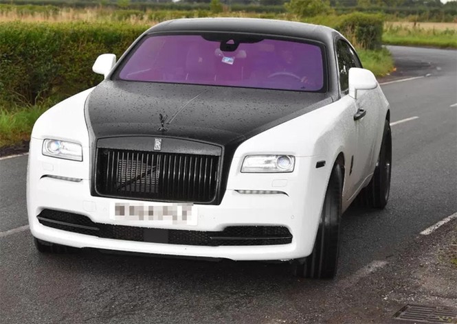 Lukaku khoác áo đấu M.U cho siêu xe Rolls Royce Ghost - ảnh 3