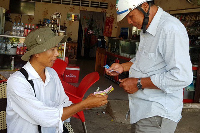Anh bán vé số 'gây sốc' trong kỳ thi tuyển công chức - ảnh 2