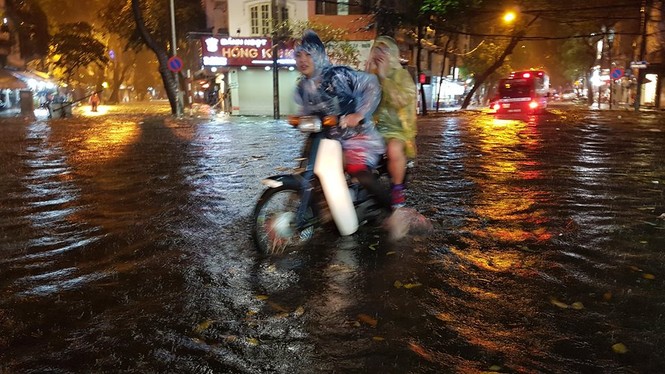 Mưa xối xả, nhiều tuyến đường Hà Nội ngập như sông - ảnh 1