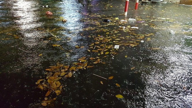 Mưa xối xả, nhiều tuyến đường Hà Nội ngập như sông - ảnh 2