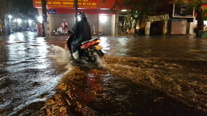 Mưa xối xả, nhiều tuyến đường Hà Nội ngập như sông - ảnh 3
