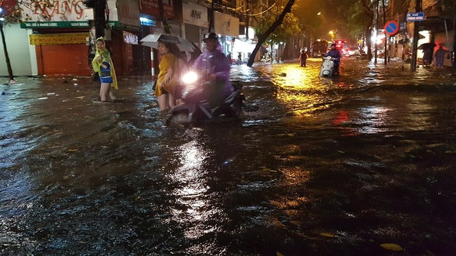 Mưa xối xả, nhiều tuyến đường Hà Nội ngập như sông - ảnh 4