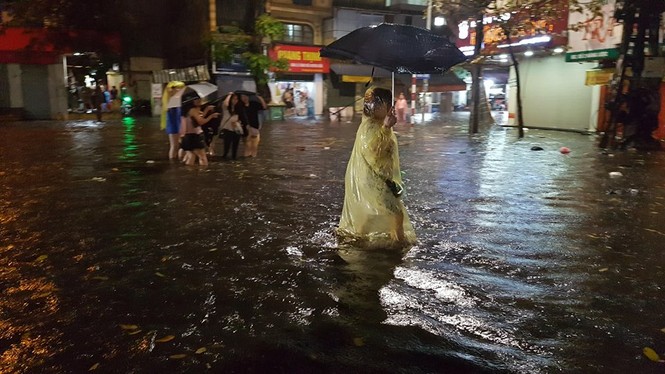 Mưa xối xả, nhiều tuyến đường Hà Nội ngập như sông - ảnh 5