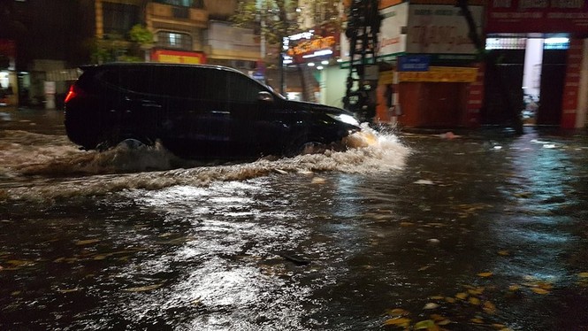 Mưa xối xả, nhiều tuyến đường Hà Nội ngập như sông - ảnh 7