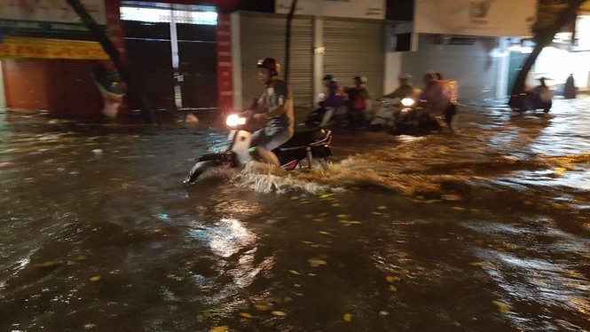 Mưa xối xả, nhiều tuyến đường Hà Nội ngập như sông - ảnh 8