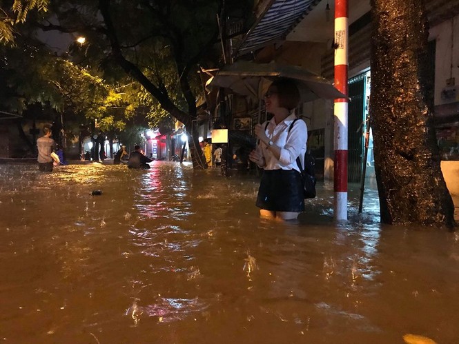 Người Hà Nội bì bõm dắt xe chết máy về nhà sau trận mưa cực lớn - ảnh 10
