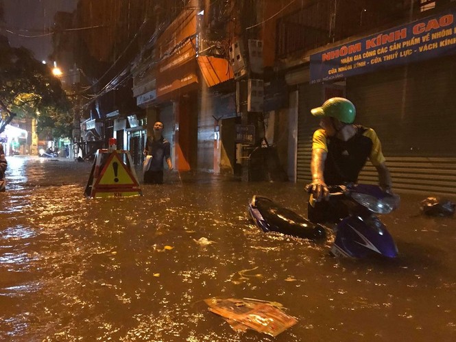 Người Hà Nội bì bõm dắt xe chết máy về nhà sau trận mưa cực lớn - ảnh 11