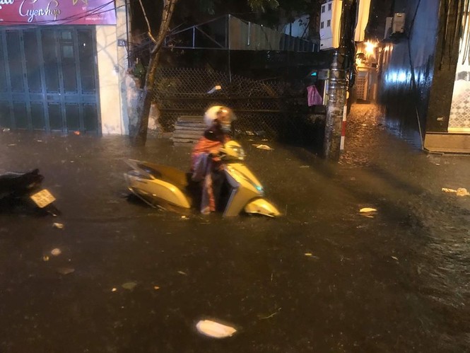 Người Hà Nội bì bõm dắt xe chết máy về nhà sau trận mưa cực lớn - ảnh 9