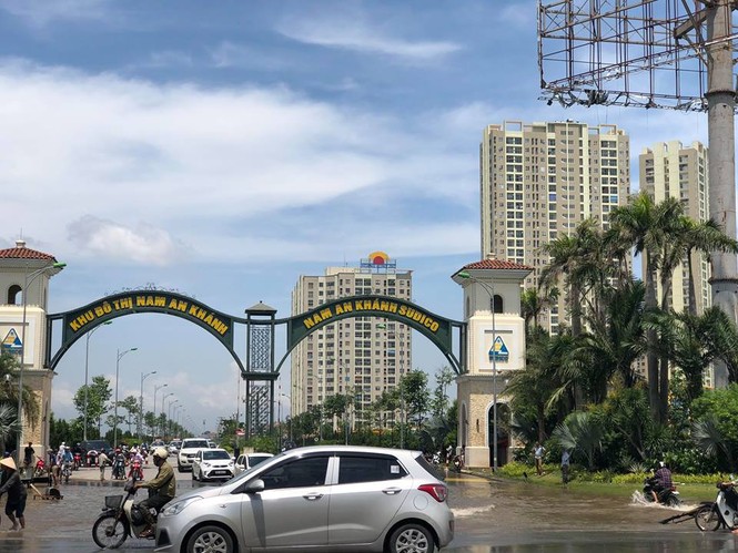 Ôtô 'rẽ sóng' vượt qua làng biệt thự triệu đô phía Tây Hà Nội - ảnh 2