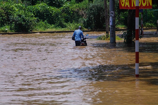 Ôtô 'rẽ sóng' vượt qua làng biệt thự triệu đô phía Tây Hà Nội - ảnh 9