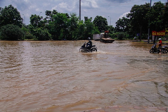 Ôtô 'rẽ sóng' vượt qua làng biệt thự triệu đô phía Tây Hà Nội - ảnh 7