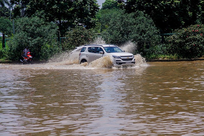 Ôtô 'rẽ sóng' vượt qua làng biệt thự triệu đô phía Tây Hà Nội - ảnh 5